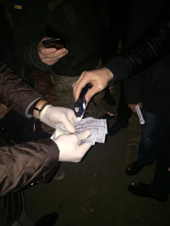 СБУ на Буковині з гонитвою затримала двох патрульних-хабарників 01
