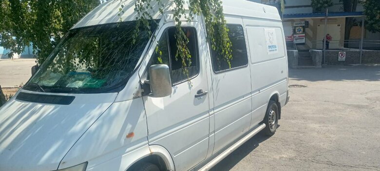 У Станіславі ворог вдарив з безпілотника по автівці волонтерів