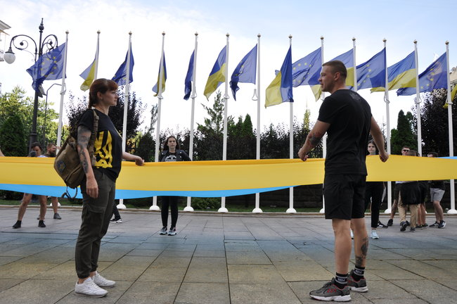 Найбільший прапор України пронесли центром Києва 02