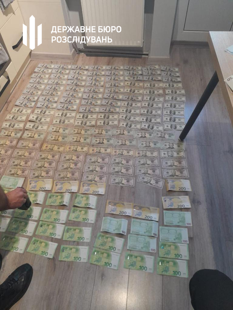 Затримано посадовців МСЕК та міської лікарні, які вимагали гроші у військового. Заступниця голови лікарської комісії намагалася з’їсти хабар, - ДБР 04