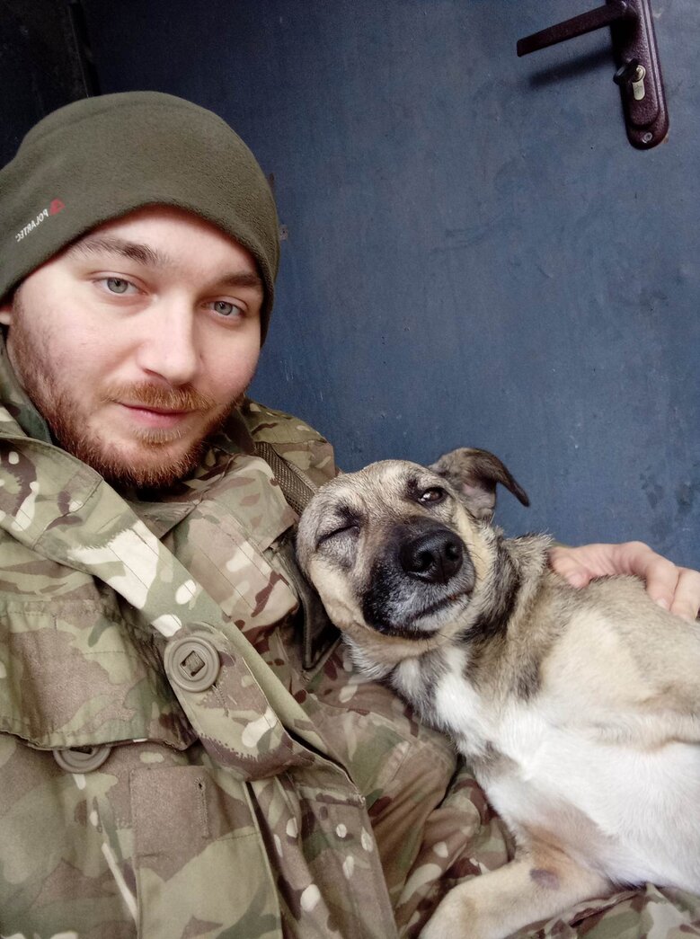 Кулеметник Шутнік з Азова Сергій Фіщук: Не було жодного дня, щоб не стріляли в нашому секторі. Якщо в інших бувають якісь дні затишшя, то в нас, якщо ворог не намагається просунутись, то просто гатить градами в поле чи річку 11