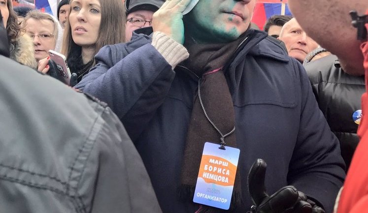 На "Марше памяти Бориса Немцова" в Москве облили зеленкой оппозиционера Касьянова. ФОТО
