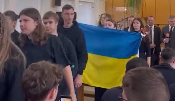 "Якщо ви такі герої - їдьте воювати в Україну": Фіцо спровокував шкільний протест у Попраді. ВIДЕО