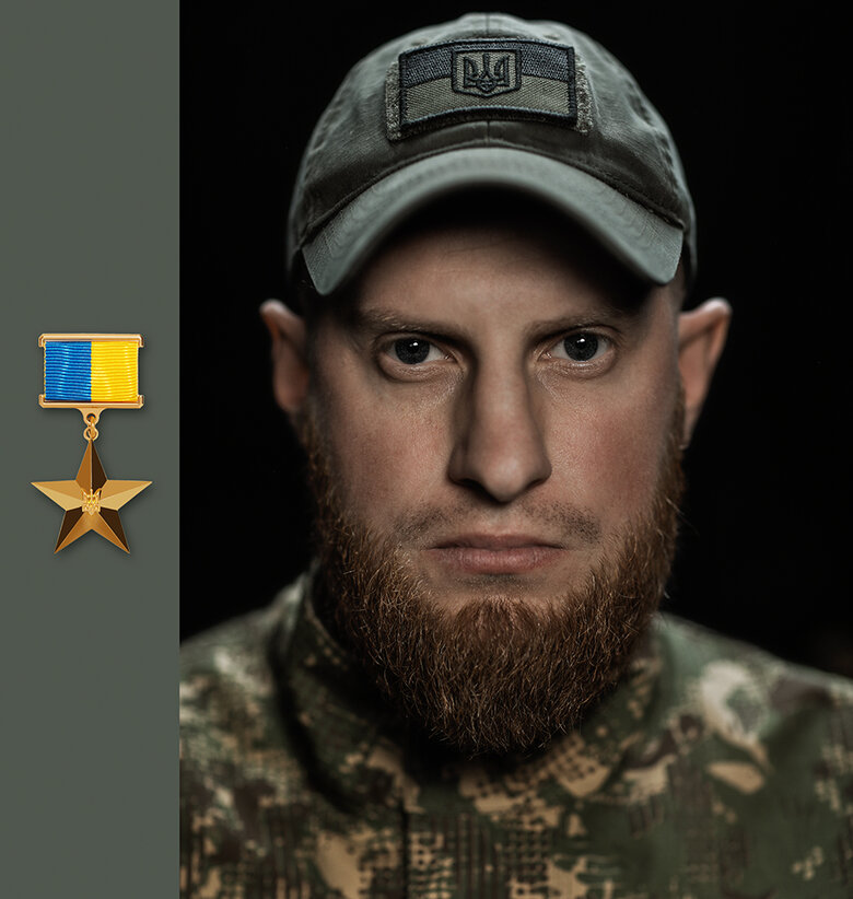 Герой України нацгвардієць Дмитро Фінашин: Свою мертву руку я підкладав під груди, як валик, щоб напитися з тухлої калюжки – не хотілося впасти в неї обличчям і захлинутися 01 Герой України нацгвардієць Дмитро Фінашин: Свою мертву руку я підкладав під груди, як валик, щоб напитися з тухлої калюжки – не хотілося впасти в неї обличчям і захлинутися 01