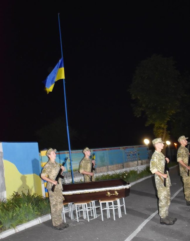 С воином 28-й ОМБр Сергеем Цепухом, погибшим от пули снайпера на Донбассе, простятся завтра на Волыни 04