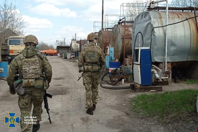 Работу нелегального нефтезавода блокировали на Днепропетровщине: Ежедневно производилось несколько десятков тонн топлива 03