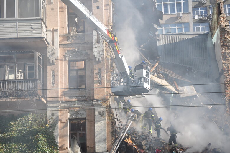 At site of kamikaze drone attack in Kyiv, rubble is being cleared 31