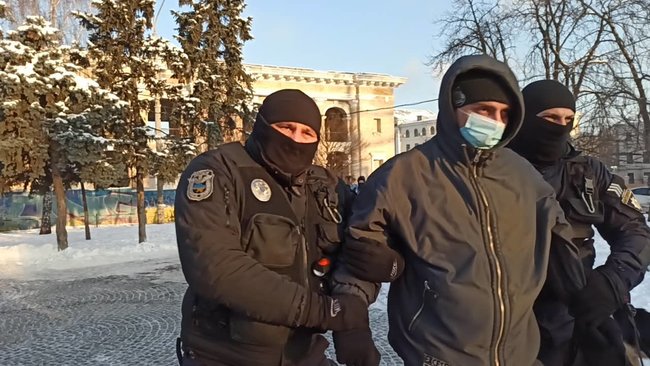 У Києві спробували провести акцію протесту проти насильства з боку правих екстремістів: мітингувальників затримала поліція за порушення локдауну 10