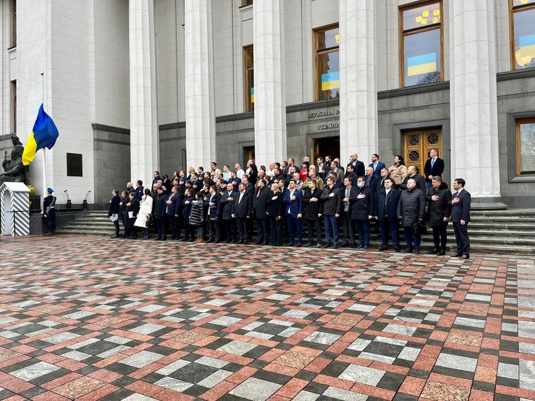Біля будівлі Ради з нагоди Дня єднання урочисто підняли Державний прапор України 02