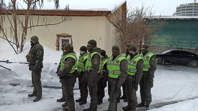 Який на#уй Московський? і Зеленський, закрий суд: активісти пікетували Окружний адмінсуд Києва 11