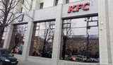 З вивіски скандального ресторану KFC в Будинку профспілок зняли тканину, а у вікнах з