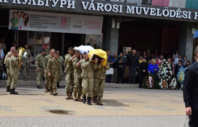 С погибшим в зоне АТО бойцом 128-ой бригады Брычаком простились на Закарпатье 03