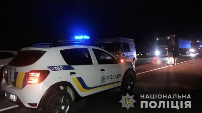 Водій автомобіля Nissan збив трьох людей на пішохідному переході на Одещині: загинули жінка з дитиною 02 Водій автомобіля Nissan збив трьох людей на пішохідному переході на Одещині: загинули жінка з дитиною 02