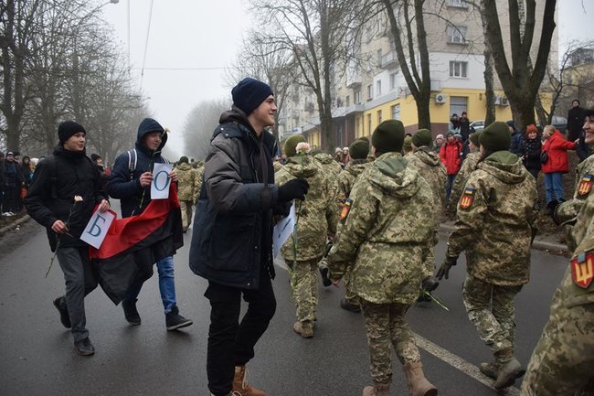 Бійці 44-ї окремої артбригади пройшли урочистим маршем Тернополем після повернення із зони ООС 13 Бійці 44-ї окремої артбригади пройшли урочистим маршем Тернополем після повернення із зони ООС 13