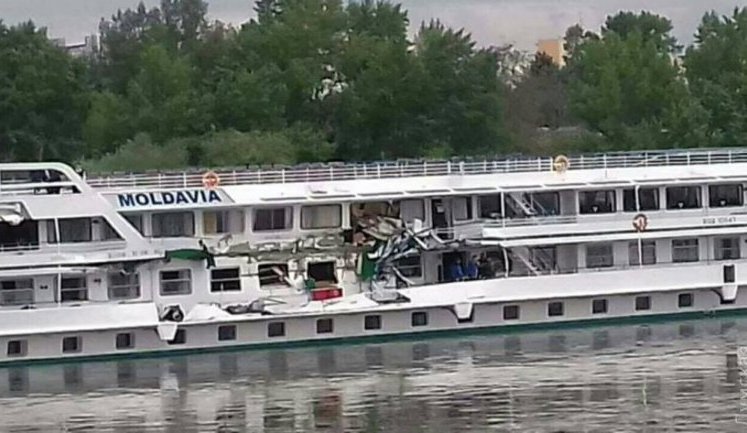 Ukrainian passenger ship and barge collided on Danube river in Hungary. PHOTOS