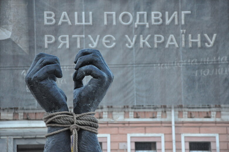 У Києві відкрили інсталяцію-символ стійкості та віри українських військовополонених із Азовсталі 15