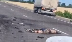 Росіянин фільмує фуру та тіло її водія і доповідає обстановку на дорозі у Крим: "Кошмар! Ну как, нах#й, тут ездить?". ВIДЕО