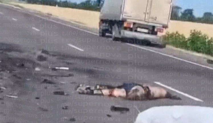 Росіянин фільмує фуру та тіло її водія і доповідає обстановку на дорозі у Крим: "Кошмар! Ну как, нах#й, тут ездить?". ВIДЕО