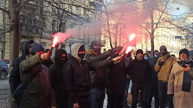 Что должен делать командир, если у него в подразделении такой черт?: под ГБР жгли файеры в поддержку арестованного комбата Лановенко 05