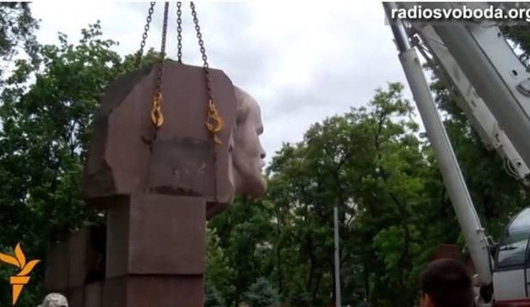 В центре Днепропетровска демонтировали памятник Ленину. ВИДЕО