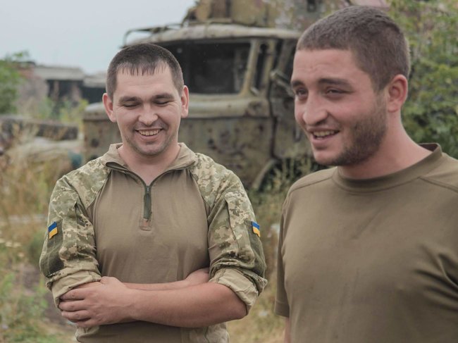 Командир батальйону Михайло Дзерин: Коли ми зрозуміли, що оточені, тривалий час трималися, тому що по нас лупашили, а у нас жодної втрати. Ніхто і не боявся. Артилерія наша тоді працювала прекрасно 04