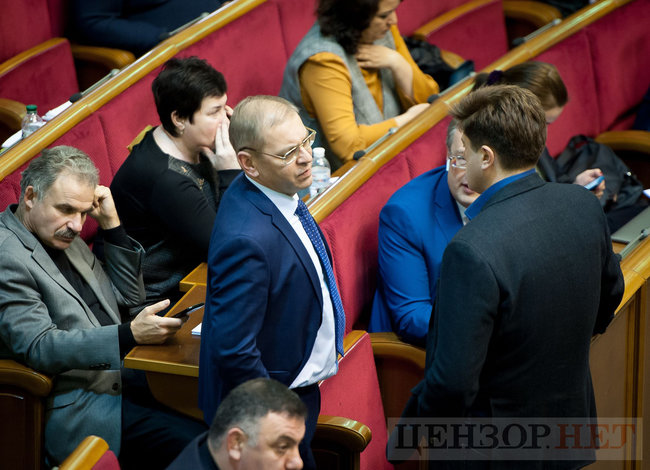 Блокування трибуни й аншлаг біля силовиків: як відбувається позачергове засідання Ради 07