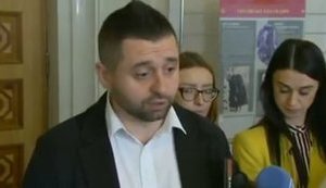 "Он мои мысли озвучил", - глава фракции "СН" Арахамия поддержал соратника Максима Ткаченко, угрожавшего дать "п#зды" нардепу Кучеренко. ВИДЕО
