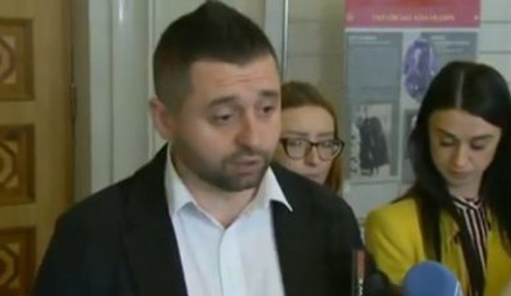 "Он мои мысли озвучил", - глава фракции "СН" Арахамия поддержал соратника Максима Ткаченко, угрожавшего дать "п#зды" нардепу Кучеренко. ВИДЕО