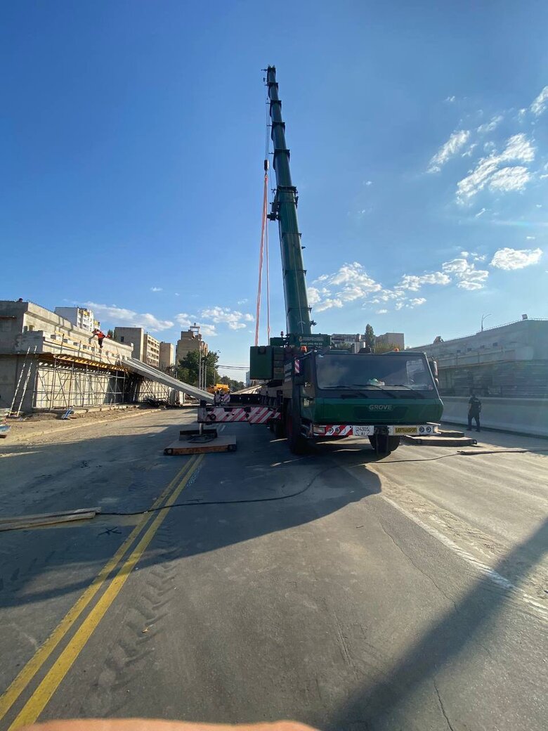 Beams collapse during installation of Dehtyarivskyi overpass in Kyiv 02