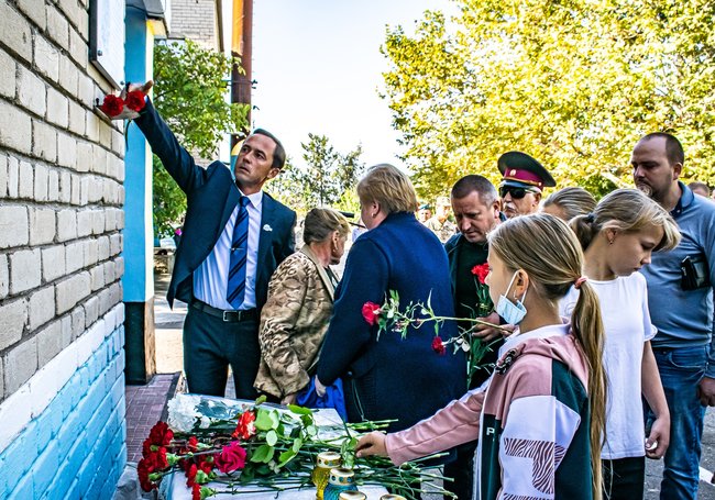 Меморіальну дошку загиблому на Донбасі матросу Денисові Юшку відкрили на Миколаївщині 02