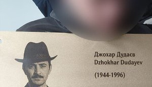 Троє 18-річних хлопців викрали меморіальну таблицю Джохару Дудаєву у Львові: їх затримали. ФОТО