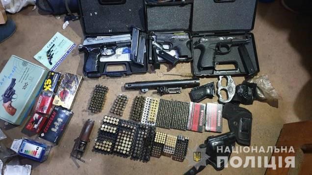Двоє жителів Дніпропетровщини продавали зброю в соцмережі, товар висилали поштою, - Нацполіція 03