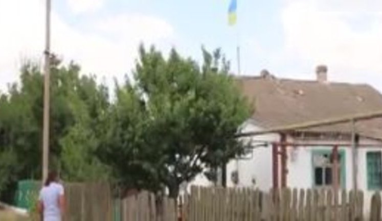 Ukrainian flag flying over Crimean farmer Balukh’s household. VIDEO