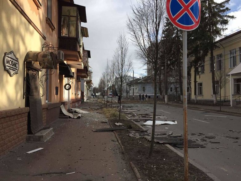У Чернігові війська РФ завдали ракетного удару по центру міста 02