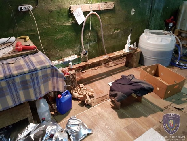 Підпільне виробництво алкогольного фальсифікату ліквідовано на Чернігівщині, вилучено продукції на 1,4 млн грн 17