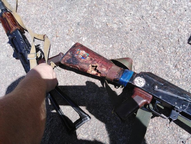 Пули в бронежилет и в приклад автомата. Они и спасли: жизни раненных в Марьинке полицейских ничего не угрожает, - МВД 03