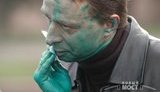 В Днепропетровске "дезинфицировали" лидера протестующих, с головы до ног. ФОТОрепортаж
