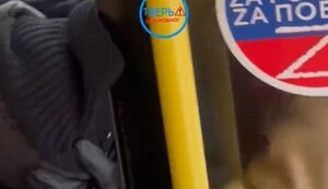 У російській Твері б’ють чорношкірого чоловіка в автобусі: "Ты черная ху#ня!". ВIДЕО