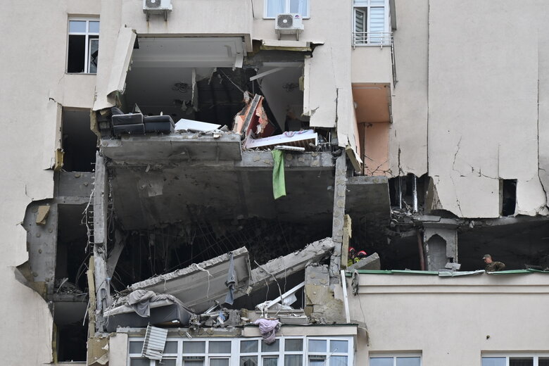 Последствия падения обломков вражеской ракеты на многоэтажку в Соломенском районе Киева 10