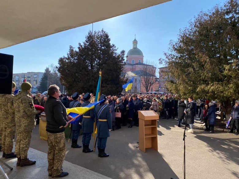 На Вінниччині попрощалися із загиблим внаслідок російського обстрілу воїном 56-ї ОМПБр Денисом Кононенком 15