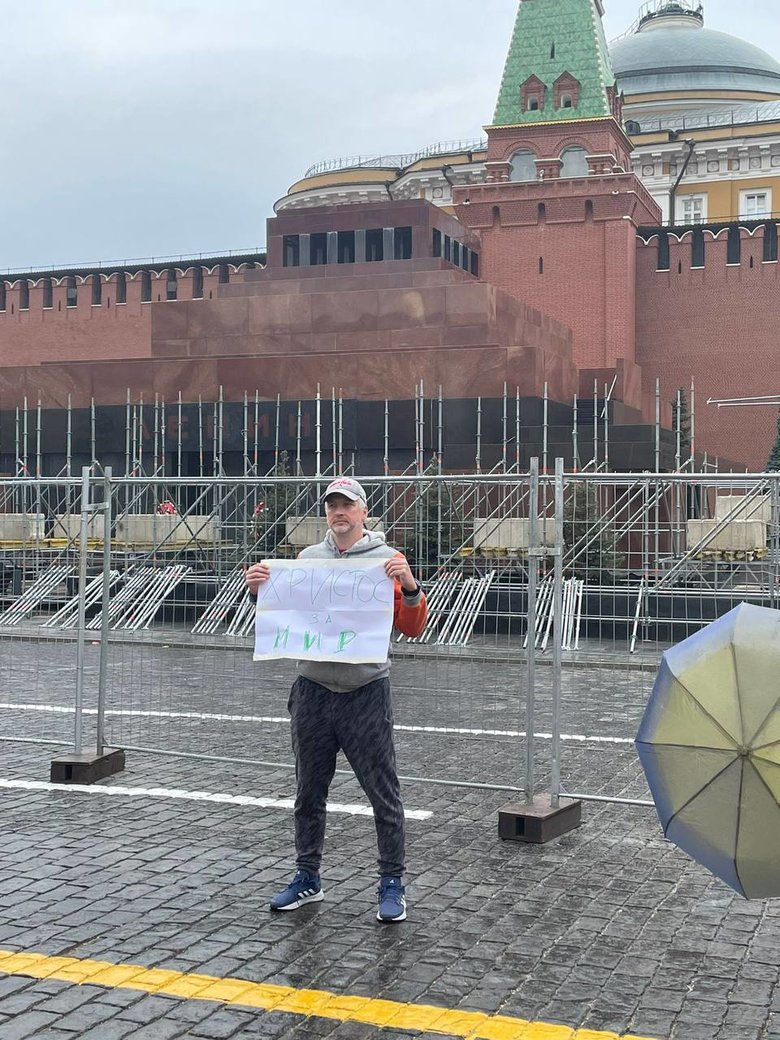 Возле Кремля задержали мужчину с плакатом Христос за мир. Также пикетчиков задерживали в Санкт-Петербурге и Нижнем Новгороде 01