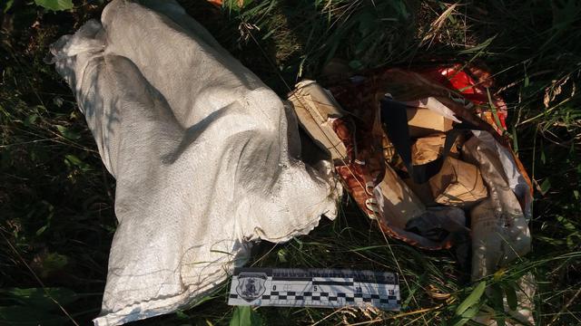 Три гранатомети, пять гранат, 1,5 кг пороху: на Луганщині на узбіччі дороги знайшли мішок із боєприпасами 01 Три гранатомети, пять гранат, 1,5 кг пороху: на Луганщині на узбіччі дороги знайшли мішок із боєприпасами 01