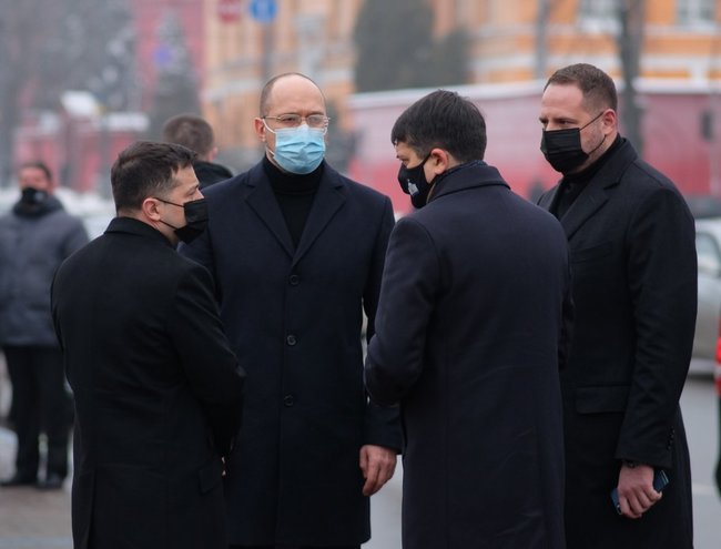Ukraine leaders lay flowers at monument to Hrushevsky 04
