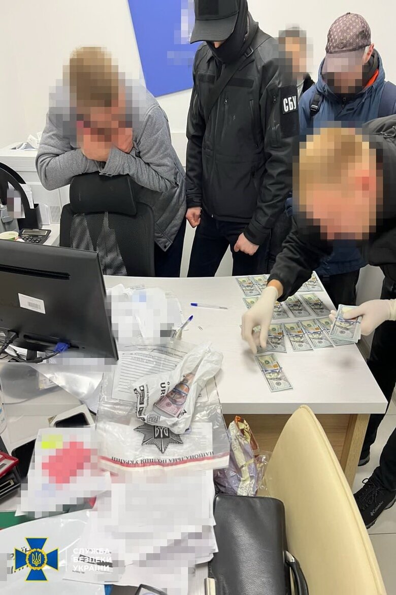 Депутат ОПЗЖ та керівник філії столичного банку організували канали нелегального виїзду за кордон, - СБУ 05