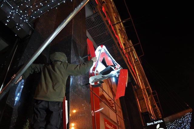 Добровольчий Рух ОУН на честь Дня українського добровольця закидав офіс компанії Ахметова і відділення Альфа-банку камінням (оновлено) 15