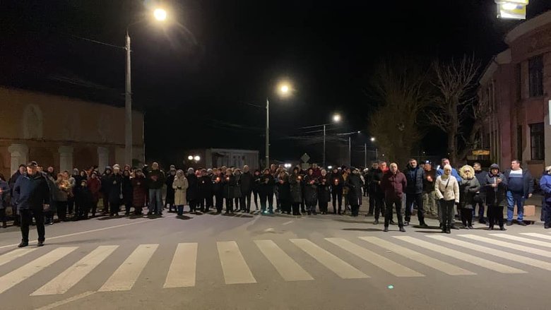 Тульчин живым коридором встретил тело погибшего в результате российского обстрела воина 56-й ОМПБр Дениса Кононенко. Люди стали на колени перед героем 05