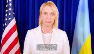 Посол США в Украине Бриджит Бринк поздравила украинских воинов: "Слава Украине! Слава ВСУ!". ВИДЕО