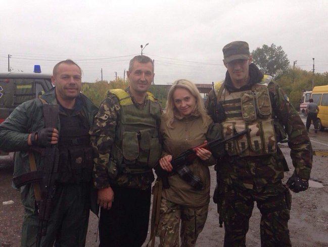 Відомий волонтер, водій-санітар 54 ОРБ Вікторія Шинкаренко: Перші три тепловізори ми передавали на Савур-Могилу. І після чергового штурму нам передзвонили і сказали, що хлопці з ним спали в обіймах, бо вони досі не бачили такого обладнання - це дуже надихало 03