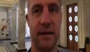 "Як за кожною собакою, яка гавкає, нагинатись та кидати каміння, то не дійдеш до цілі", - нардеп Гаврилюк о пародии "95 квартала" на "козака Гавриляка". ВИДЕО