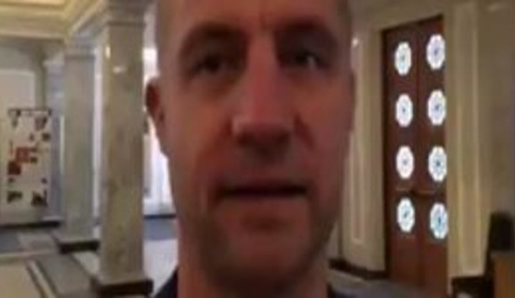"Як за кожною собакою, яка гавкає, нагинатись та кидати каміння, то не дійдеш до цілі", - нардеп Гаврилюк о пародии "95 квартала" на "козака Гавриляка". ВИДЕО